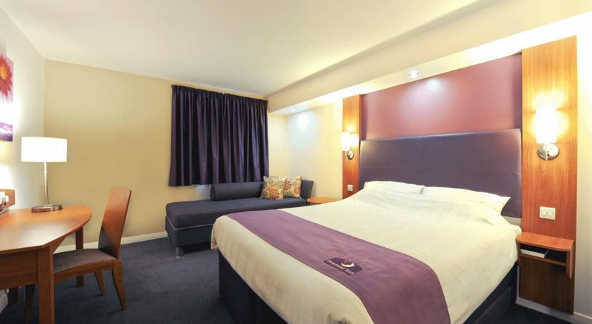 Premier Inn High Wycombe/Beaconsfield 外观 照片
