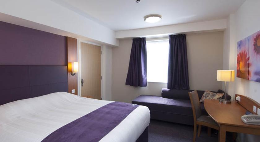 Premier Inn High Wycombe/Beaconsfield 外观 照片