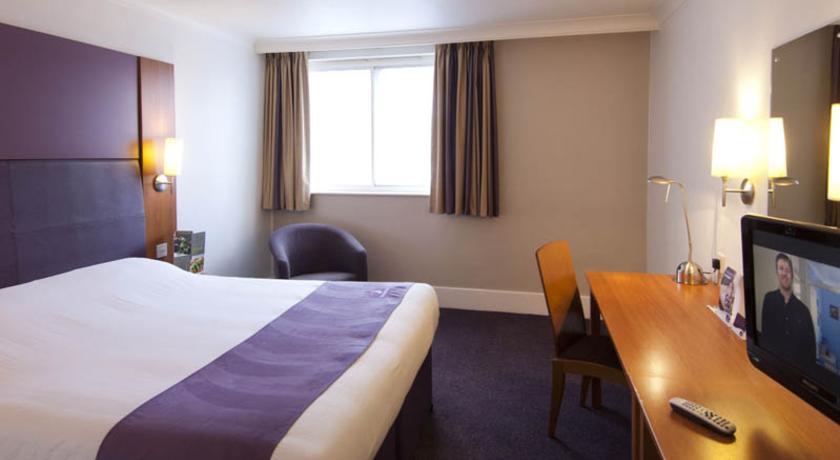Premier Inn High Wycombe/Beaconsfield 外观 照片