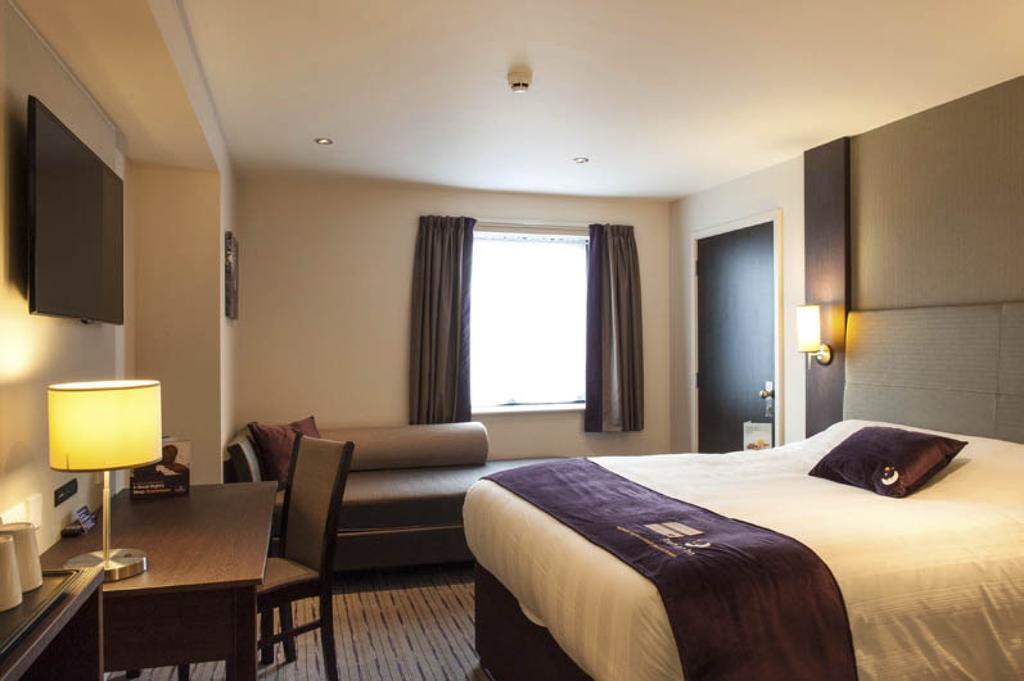 Premier Inn High Wycombe/Beaconsfield 外观 照片
