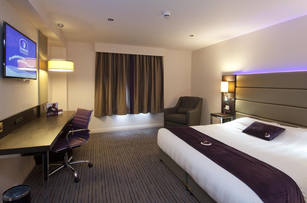Premier Inn High Wycombe/Beaconsfield 外观 照片