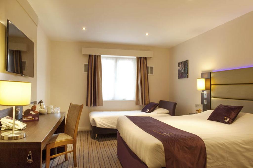 Premier Inn High Wycombe/Beaconsfield 外观 照片