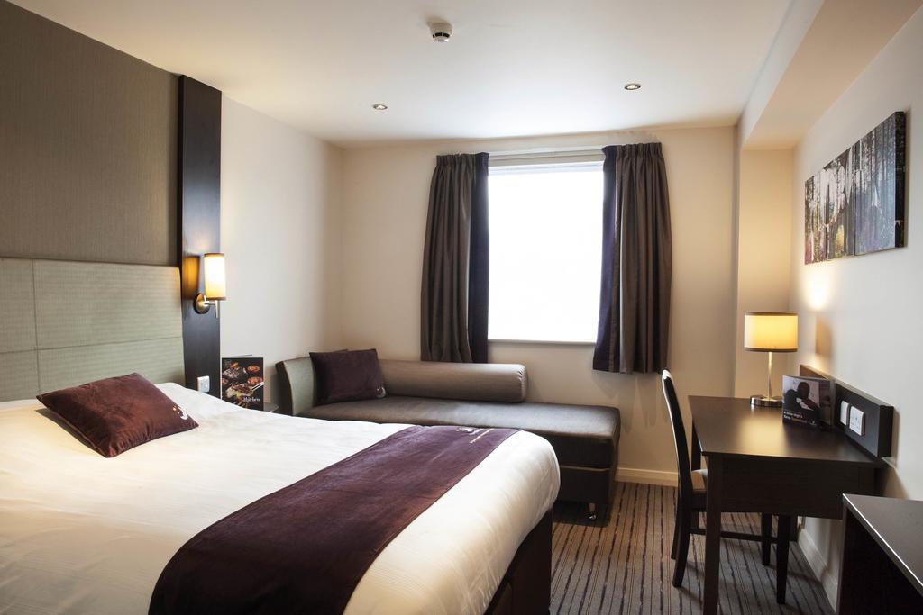Premier Inn High Wycombe/Beaconsfield 外观 照片