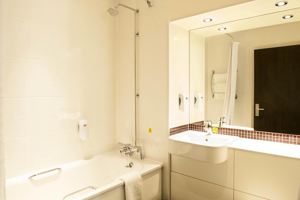 Premier Inn High Wycombe/Beaconsfield 外观 照片