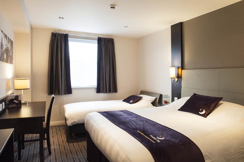 Premier Inn High Wycombe/Beaconsfield 外观 照片