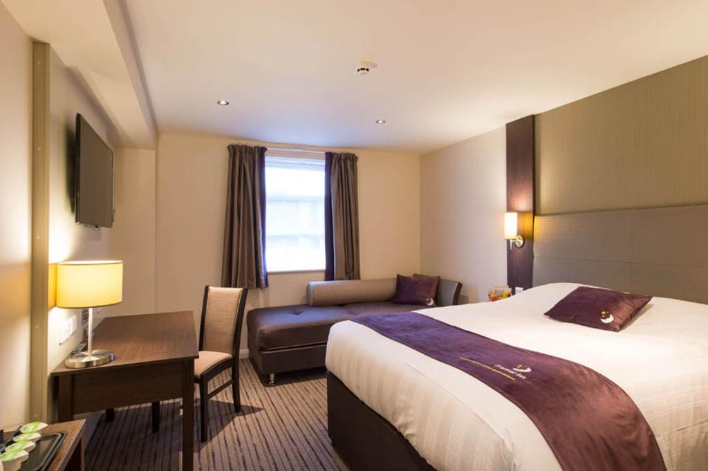 Premier Inn High Wycombe/Beaconsfield 外观 照片