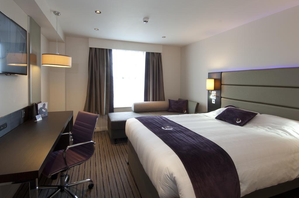 Premier Inn High Wycombe/Beaconsfield 外观 照片